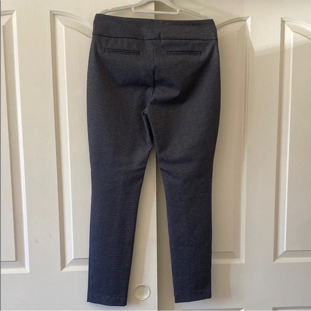 DALIA Women’s Gray Slim Fit Pants. Size M